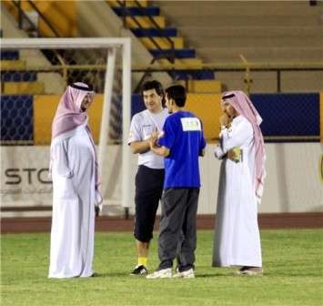 الأمير فيصل بن تركي ونائبه الاستاذ عامر السلهام يتحدثون للمدرب جورج ديسلفا 